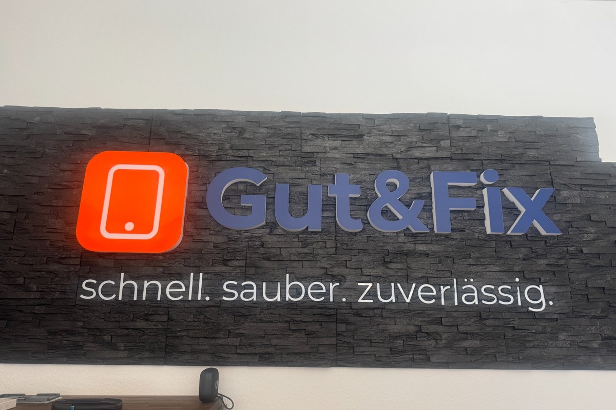 Gut&Fix Werkstattwand mit Logo und Arbeitsplatz in Darmstadt