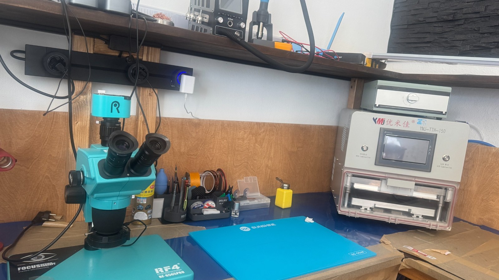 Werkbank der Gut&Fix Werkstatt in Darmstadt mit Mikroskop und Reparaturwerkzeug